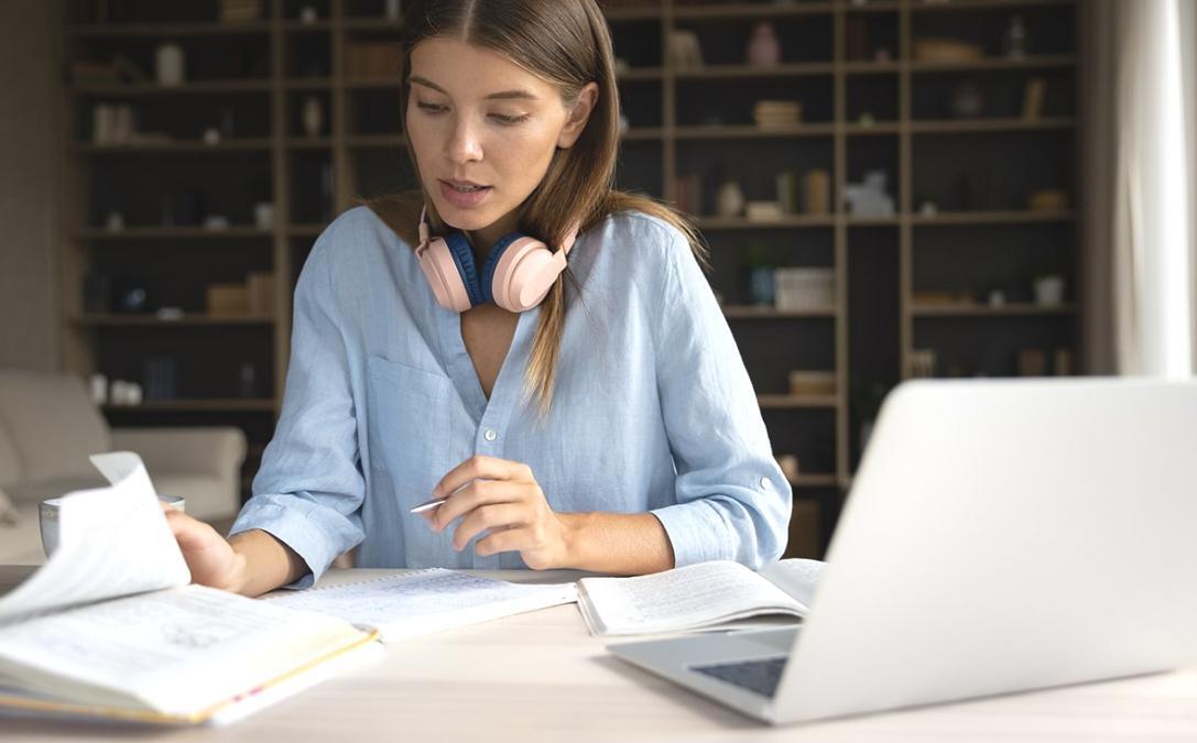 Arbeitsumgebung für finanzielle Beratung mit klarer Struktur und Fokus