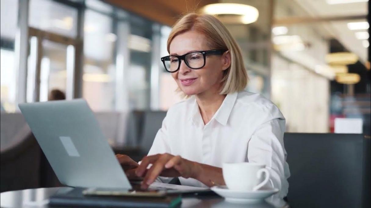 Arbeitsplatz mit Finanzunterlagen und Kaffeetasse