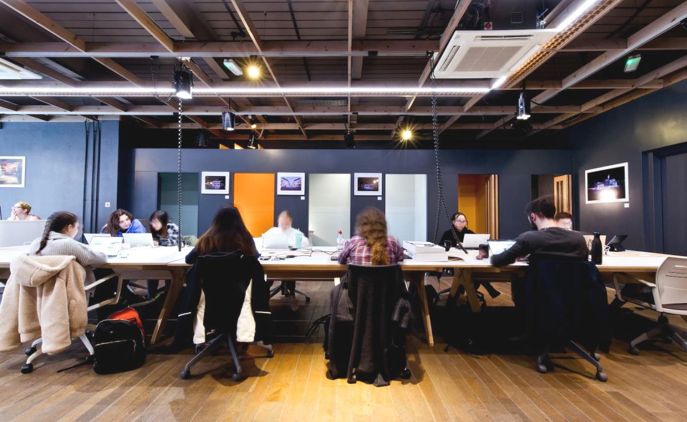 Entspannte Atmosphäre mit Notizbuch und Tee